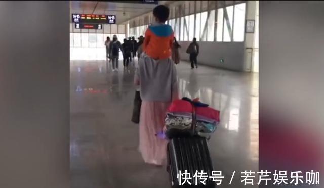 孩子|妈妈带孩子出远门,展现出带娃神技能,网友称:当妈后又“进化”