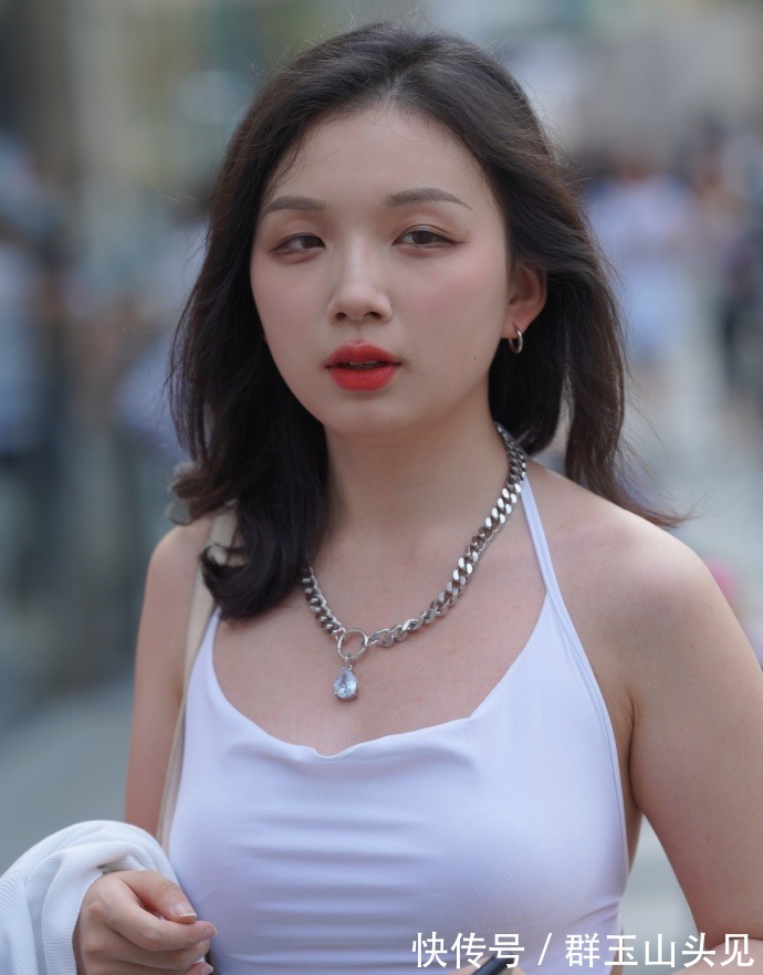 神器 吊带真的是爱美女士的“神器”,既能让造型好看,又清凉舒适!