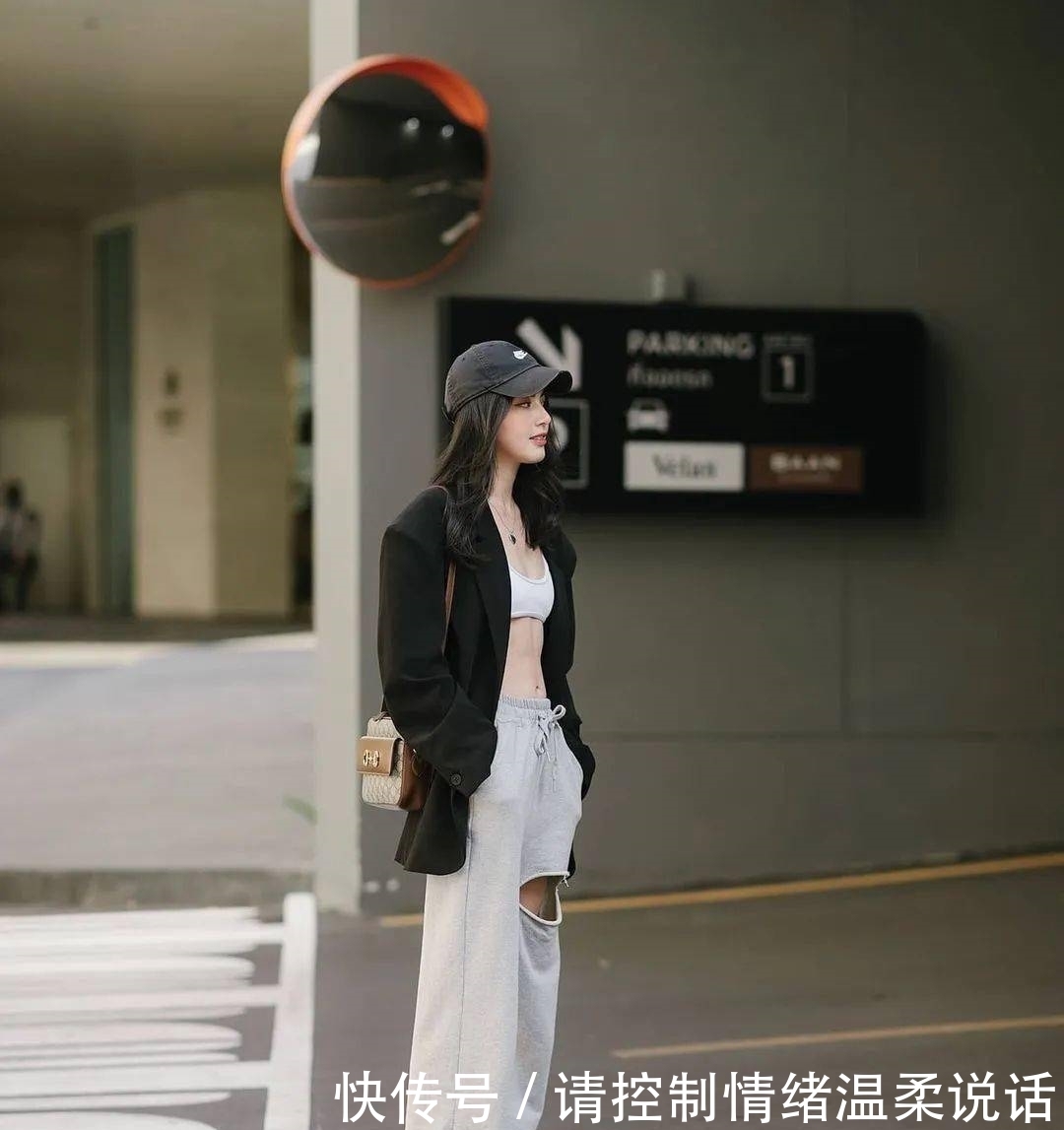 2021年第一套绝美气质穿搭:丝绒裙+毛衣!!!