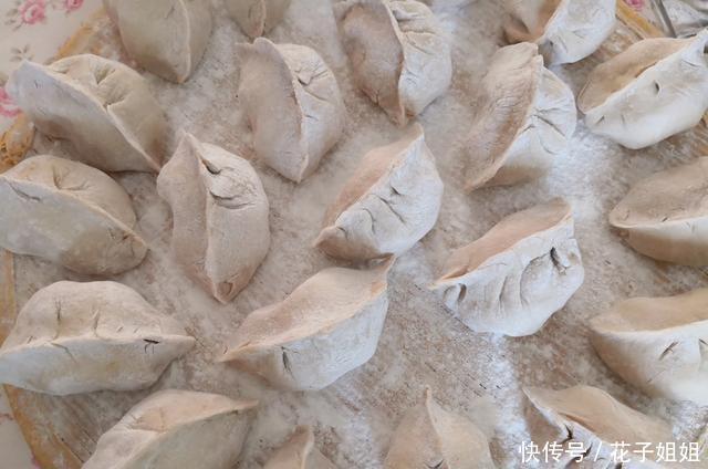 猪肉|东北不但有酸菜猪肉炖粉条,还有酸鲜够味的它,蒸一锅热乎又好吃