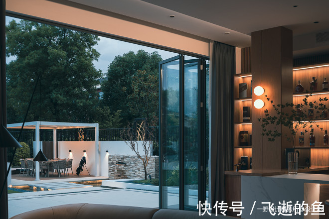 楼梯间|看400平米豪华别墅如何装修现代简约风