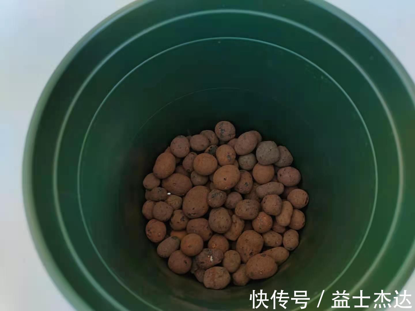 养分|花盆底垫什么好？推荐一些实用的东西，既透水又保肥
