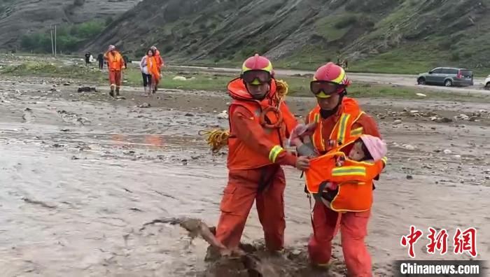 暴雨|呼和浩特土左旗突降暴雨 消防员河道救出11名游客