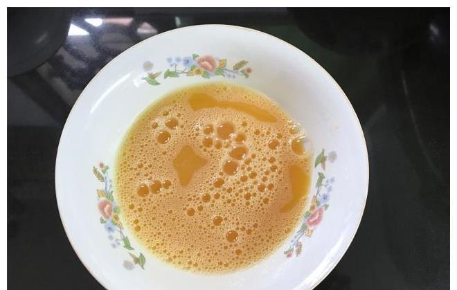 芦笋鸡蛋|夏天，多给家人做此菜，脆爽软嫩，简单易做，吃一盘也没负担