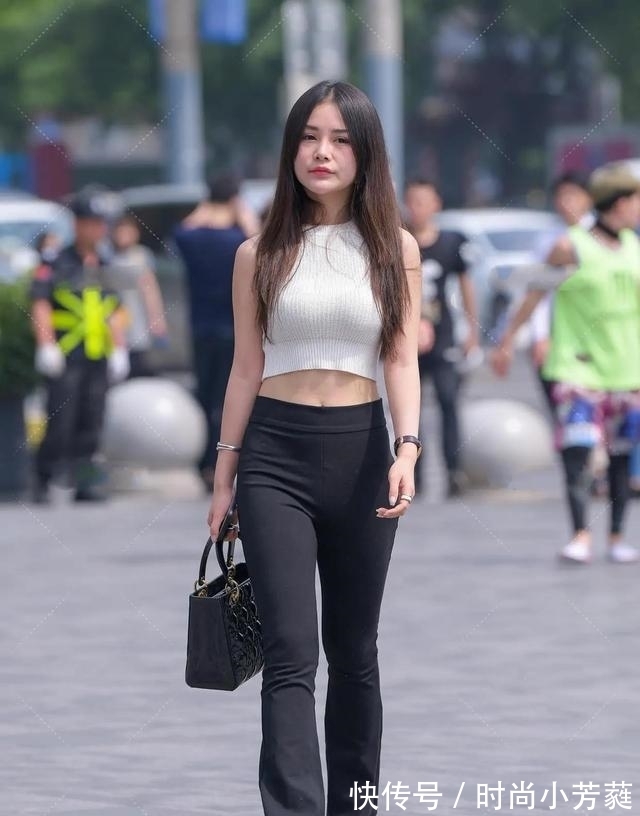 穿衣搭配 白色无袖衫、黑色喇叭裤，用最简单的方式，搭配出了最亮眼的穿搭