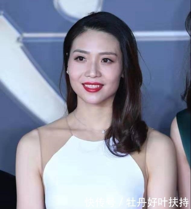 二传|魏秋月露背装,身材窈窕,气质高雅,不愧是当时亚洲最美二传!