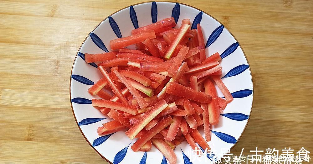 小猫|胡萝卜别再炒着吃了,教你做成小腌菜,清脆爽口过瘾,好吃下饭