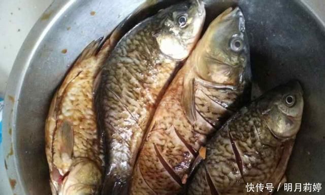 鲫鱼我只服这样做,稍微腌制风干,做好一次可以吃上半年