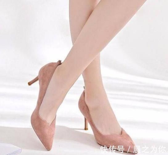 优雅 细跟鞋融入了几分潮流气息,带你迈出美好的一步!