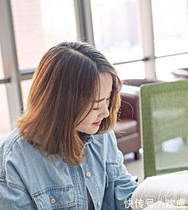 女大学生发型宛如70后,复古卡子成亮点,这不是“妈妈”同款吗?