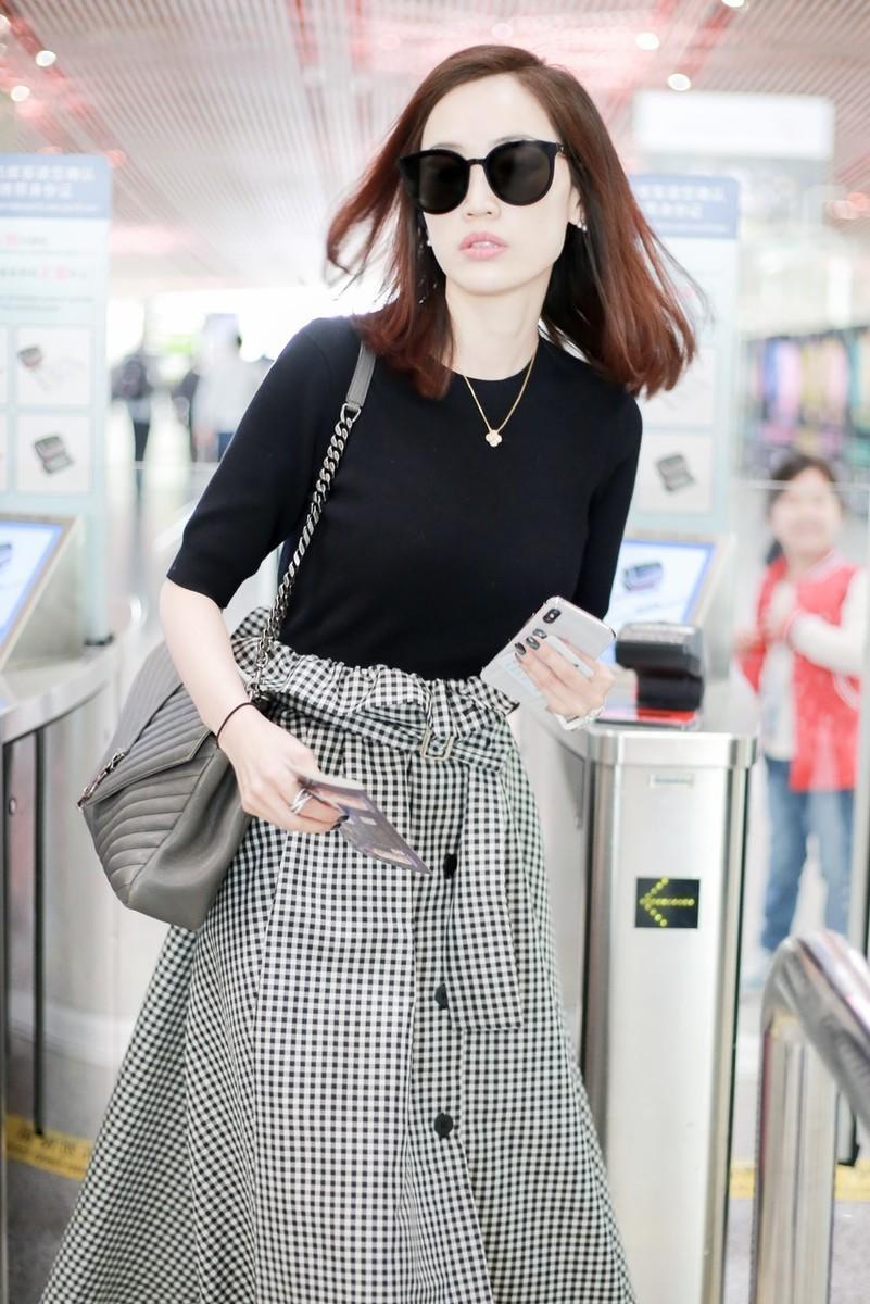 包臀裙|马蓉的夏季机场造型还挺潮流!针织衫搭配格纹半身裙,简约洋气