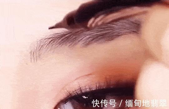 漂亮|聪明的女生才知道:上班尽量化“淡妆”,教你正确步骤,简单漂亮