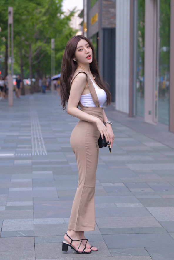 人潮人海 长发女神有韵味,个性服装展示其弧线美,时尚又美丽