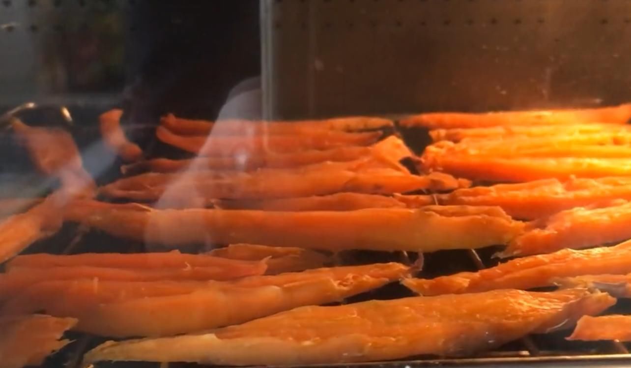 好吃|买几个红薯回家给孩子做个“红薯干”,香甜美味有嚼劲,超好吃