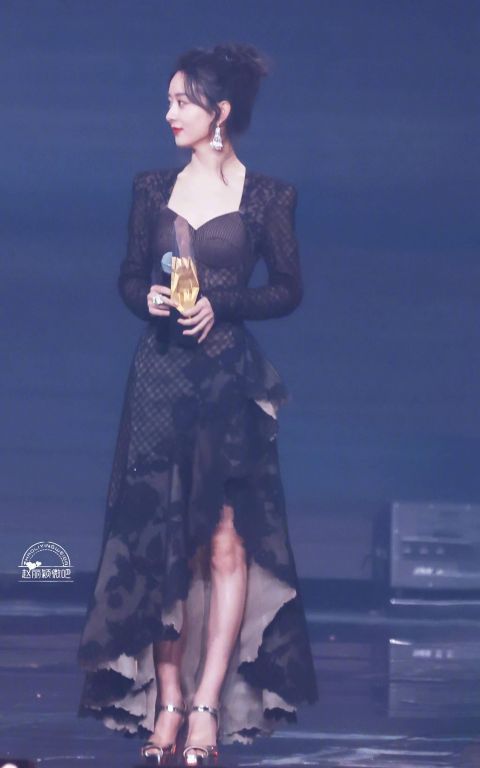 赵丽颖《中餐厅》路透,墨绿色波点上衣配A字裙,真的好瘦