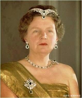 荷兰王室的这件珠宝太值了！皇冠拆成耳环用，祖母绿能换成钻石戴