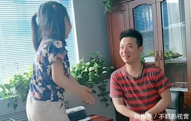 尬舞的一幕|“霸道总裁舅舅”和外甥女尬舞火了,网友:舅舅还缺舅妈吗?
