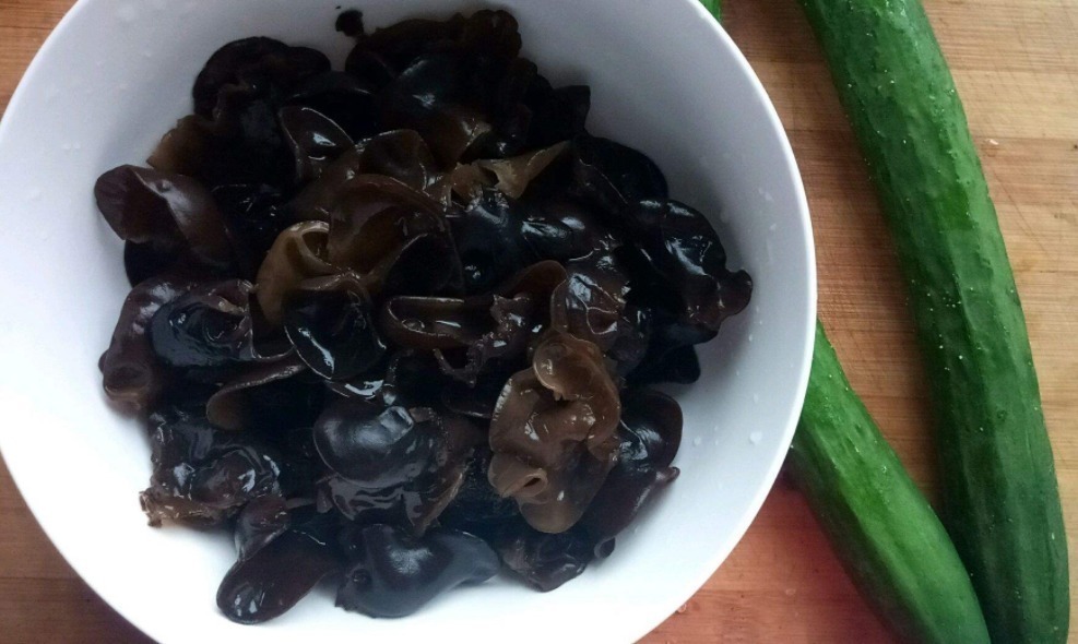 泡木耳万万不可直接用水，多加两样东西，泡的又快又干净