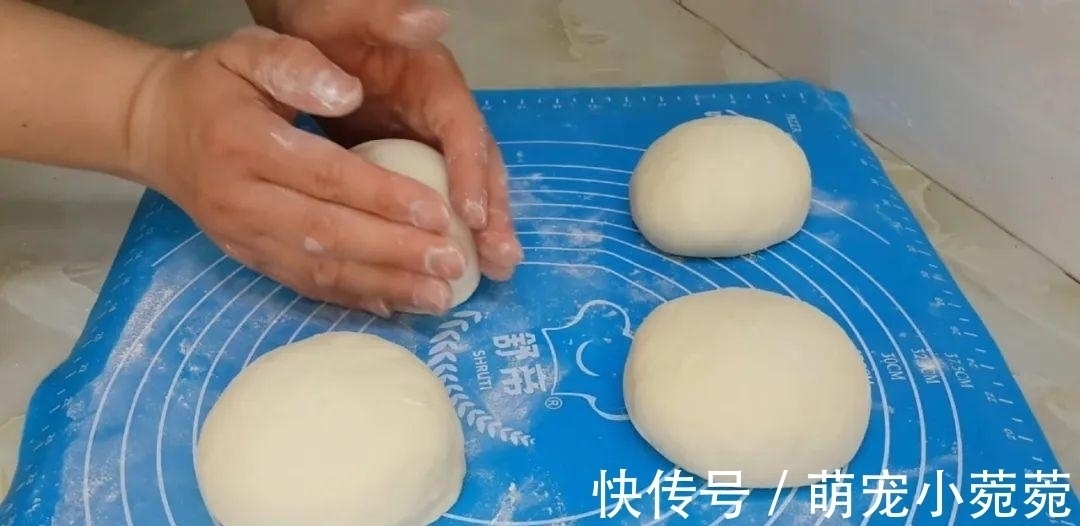 烙饼这做法太香了,开水一烫,柔软筋道又多层,出锅孩子都抢着吃