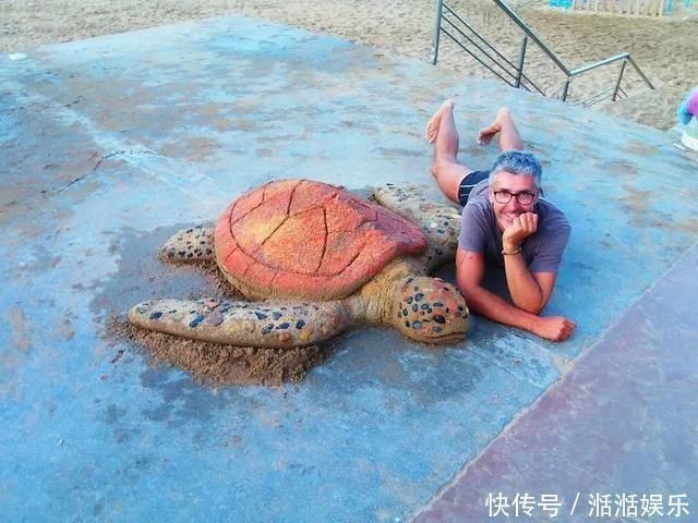 沙雕&艺术家制作彩色的沙雕,逼真的鳄鱼,差点吓坏游客