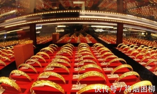 镂空!金店老板不会告诉你:这3种黄金手镯,尽量别买,买过人的都说亏