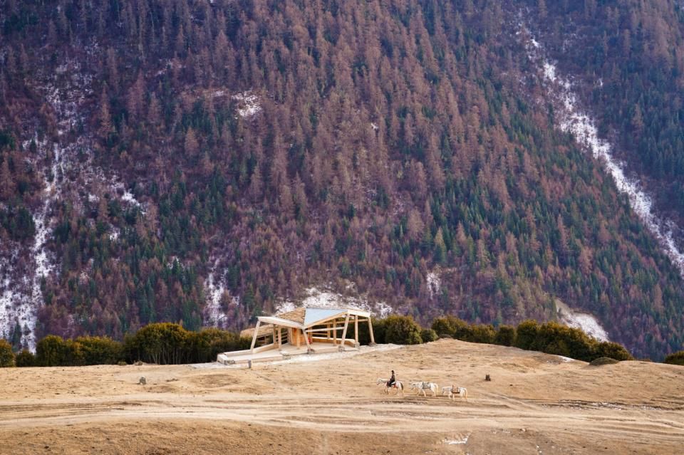 川西一神秘山沟，隐藏着可媲美贝加尔湖的绝美蓝冰，令人叹为观止