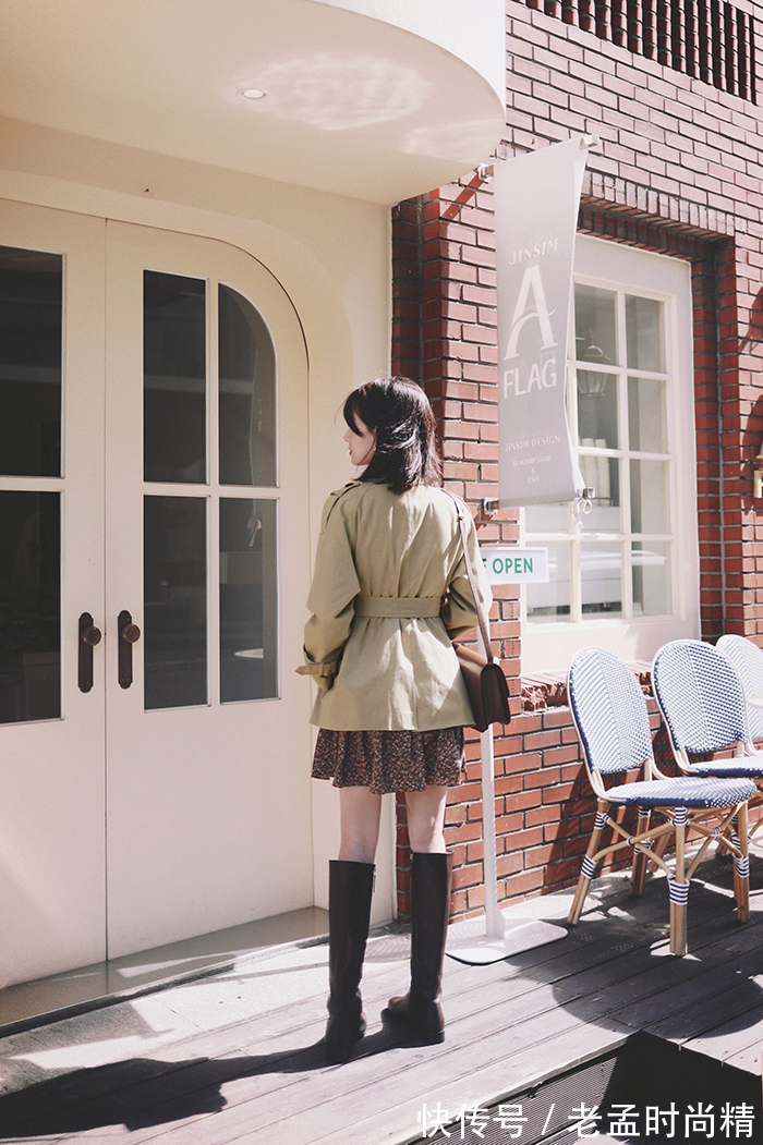 风衣|纯手工水洗棉面料的风衣,与深色的牛仔裤搭配显得英气十足