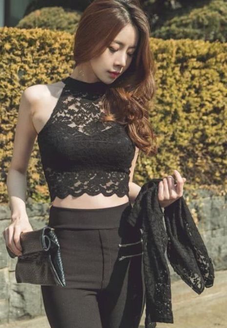紧身|街拍性感紧身打底裤美女,时尚简约,巧妙的收拢腿部线条