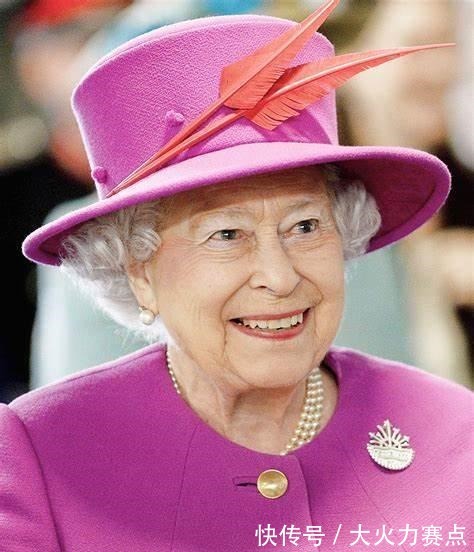 公共场合|英女王全国讲话未涂钟爱的粉色口红,佩戴罕见胸针,装扮暗含深意!