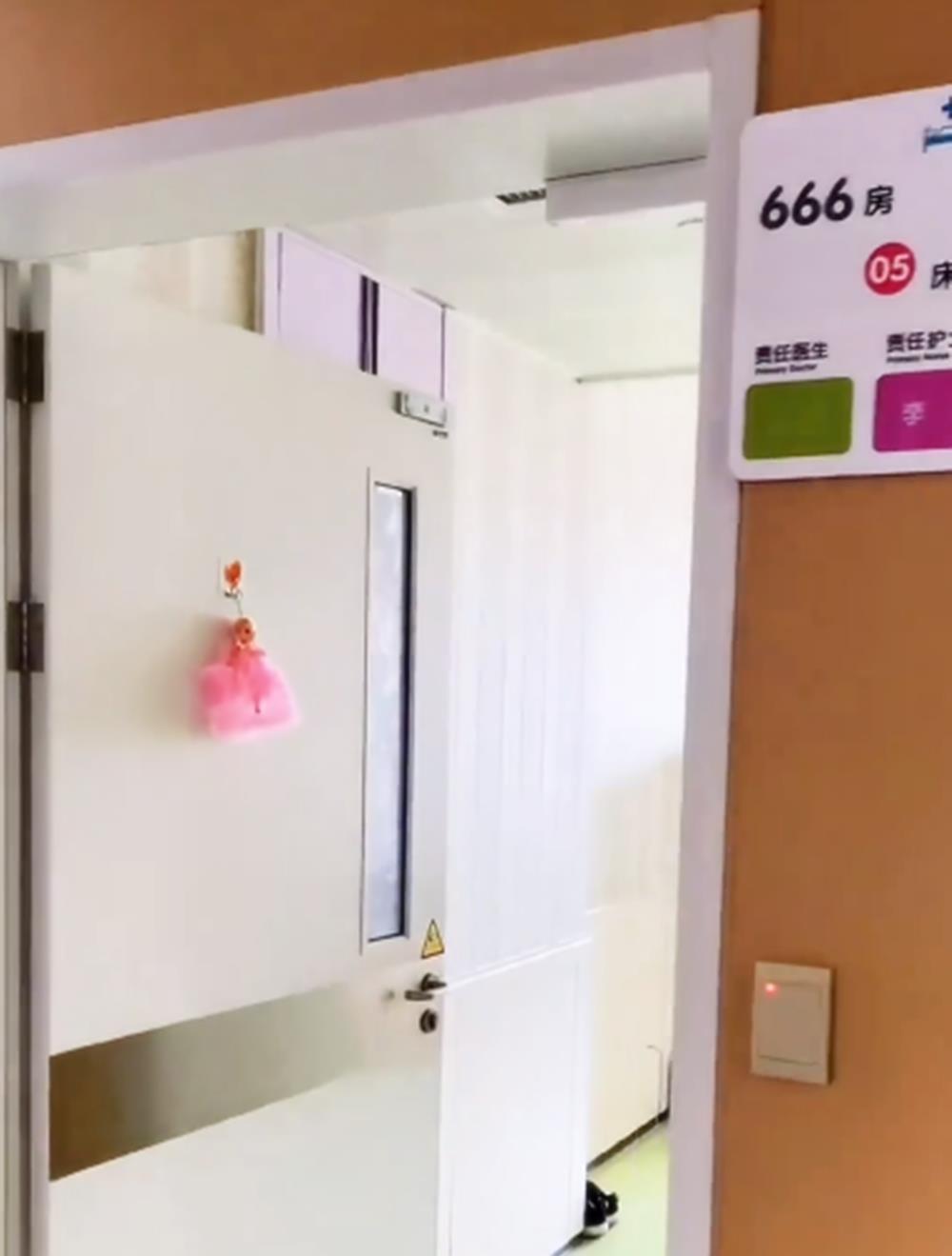 医院|妇幼医院的一幕：门上挂不同娃娃代表不同性别，宝宝性别一目了然