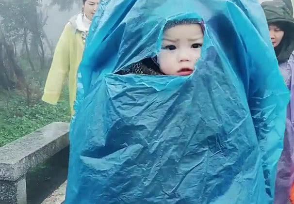 带娃爬山突遇下雨,“袋鼠奶爸”火了,宝宝:我是谁?我在哪?