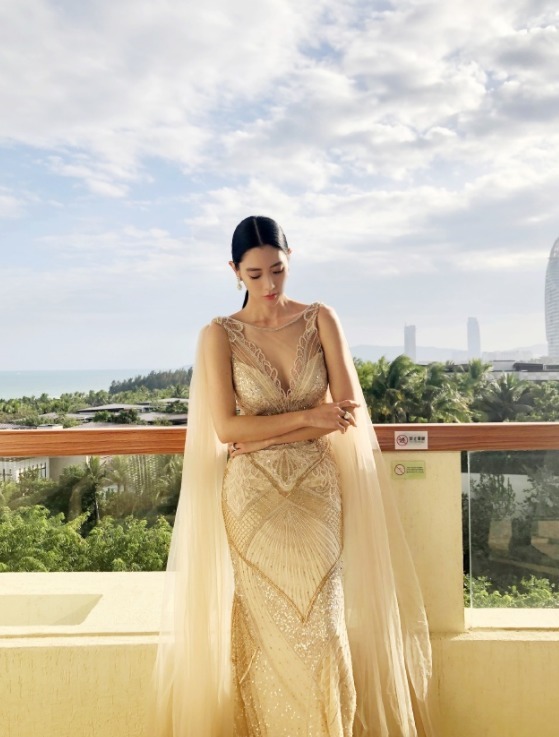 大长腿|克拉拉这身材绝了,粉色吊带配牛仔裤高挑时髦,曲线曼妙惹人羡