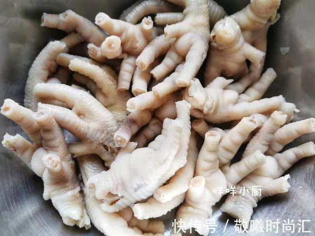 好吃|鸡爪是个南北通吃的名菜，这样的家常做法下酒下饭，好吃到吮指头