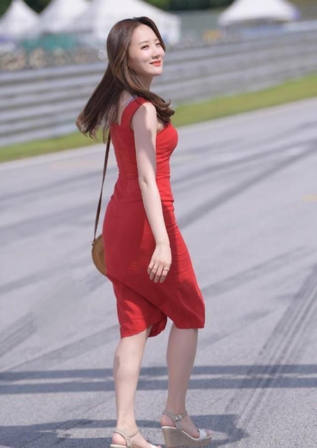 一件色彩艳丽的裙子,往往蕴含着它的魅力,衬托出女人味