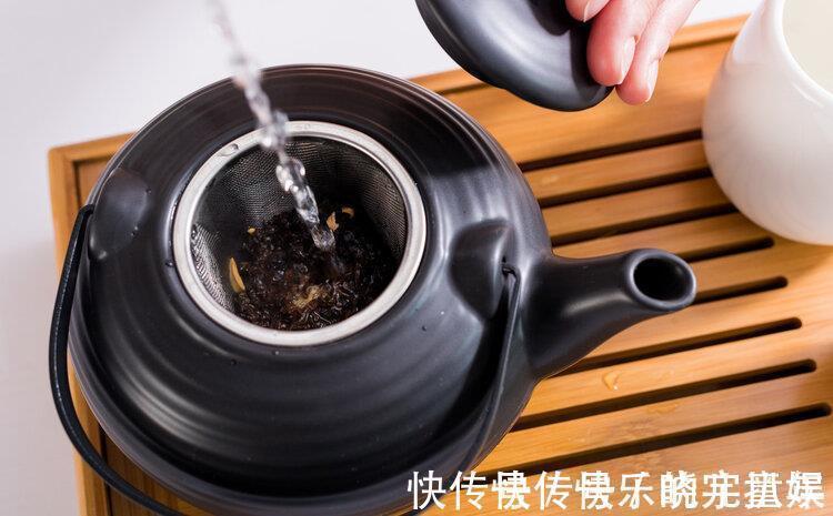喝茶|“隔夜茶”毒如蛇，喝了会中毒？央视的试验告诉你真相