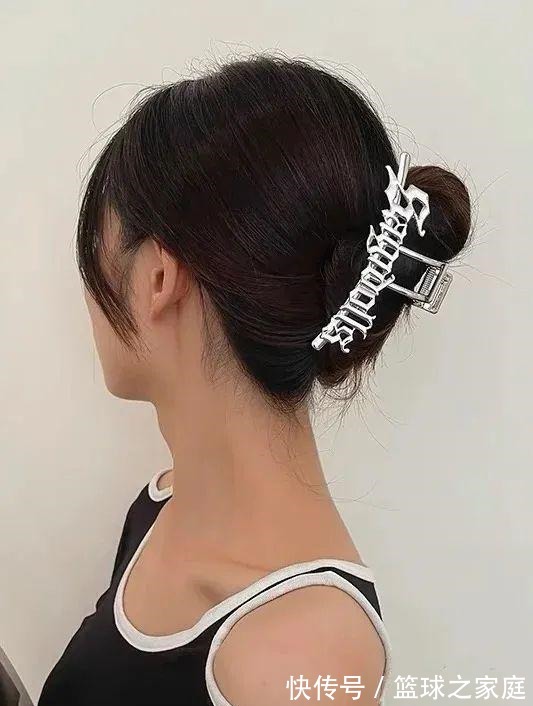 头发 别再披头散发了!这3个发型小技巧显嫩又高级!