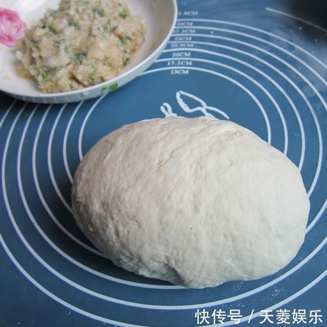 白菜饺子此样调馅太好吃了，做法简单，味道鲜美，好吃停不下来