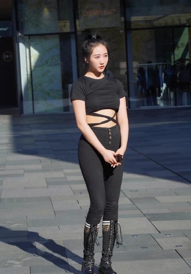 微胖美女的“露脐装”，设计独特，显得大方、自信