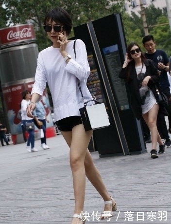  显瘦|街拍：戴墨镜的美女，黑色短裤搭配白色T恤，显瘦又不失时髦