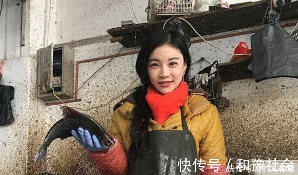 为什么买鱼时,鱼贩子总是给我们黑色塑料袋原来是有“套路”的