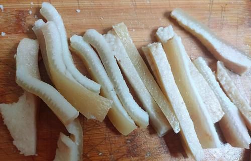 这东西含有胶原蛋白，8块钱一斤，女生可多吃，肤白气色好！