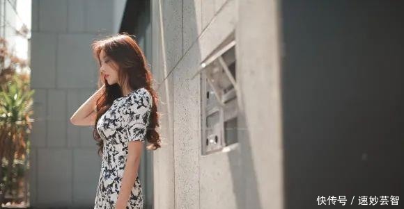 文静|孙允珠:水墨浮花蕊瓣文静连衣裙