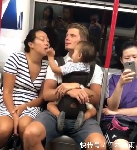 女乘客|宝宝跟爸爸坐地铁,女乘客睡着头靠在爸爸肩上,宝宝的反应太逗了