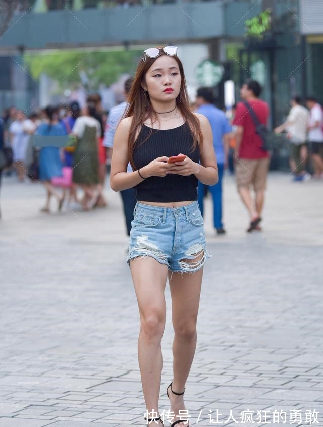 性感 破旧粗犷破洞裤,搭配纯黑短背心,性感优雅又不失个性!