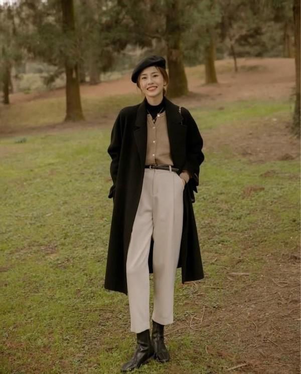 最近火了一种穿搭叫：“大衣+裸靴”，早春就这么穿，时髦显气质