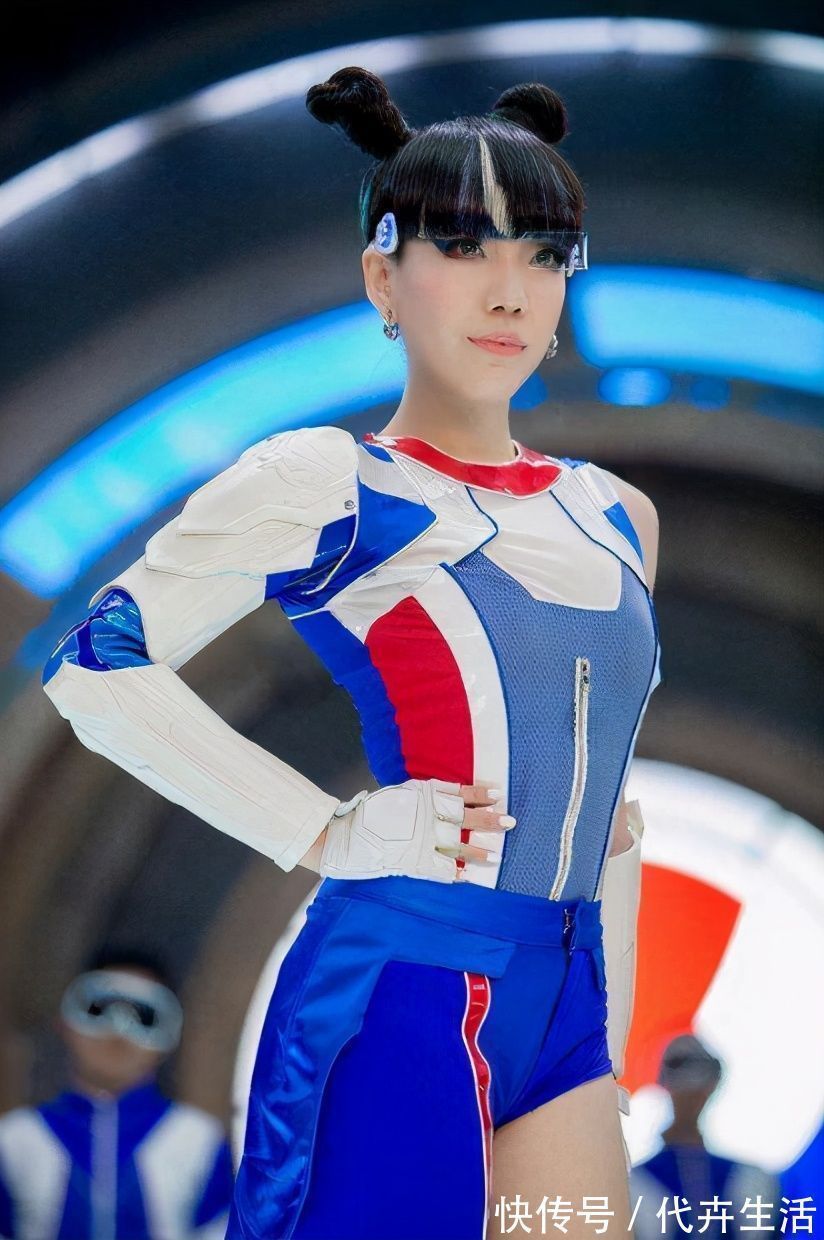 庾澄庆|她刚走红后就膨胀，穿袜子都要4个人伺候，如今沦落县城卖唱