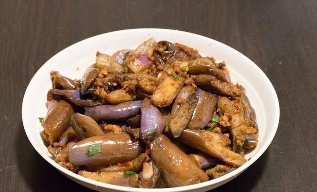 周末亲戚来家里吃饭,弟媳下厨做了11道菜,大伙吃了一锅米饭