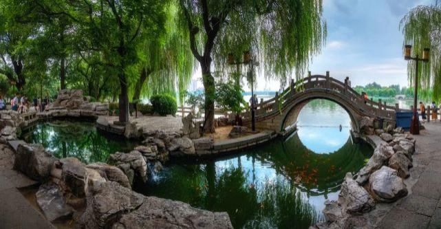 被誉为“江北独胜”的大明湖，它的魅力究竟何在呢？