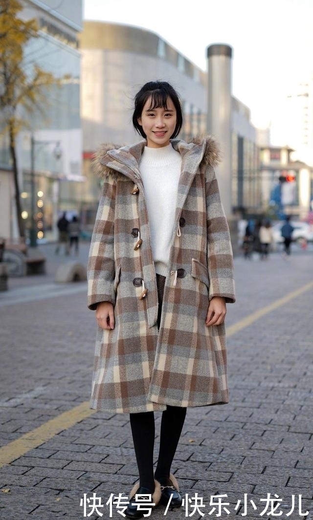 时尚穿搭,脚踩一双毛拖鞋,尽显随性慵懒的气息