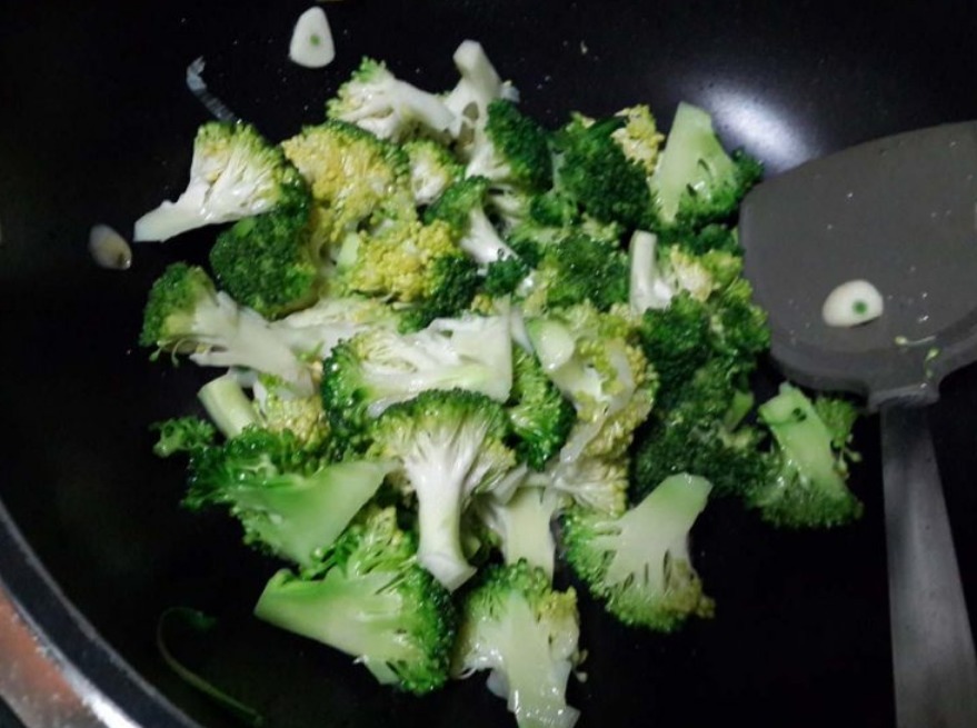 炒西兰花时，要不要先焯水一直没弄明白，难怪又黄又蔫，不干净